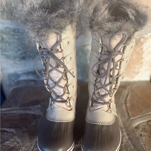 Sorel Joan of Artic women’s 8.5 Gray and Cream Fur-Trimmed Boots
